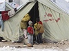 Neútné podmínky, v nich syrtí uprchlíci v táborech ijí, jet zhoruje zima