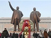 Obí bronzové sochy Kim Ir-sena (vlevo) a Kim ong-ila. Otec a syn vládli KLDR pes 60 let