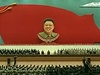 Okázalý ceremoniál v Pchjongjangu uctil památku zesnulého Kim ong-ila. Kim ong-un, jeho syn a souasný vládce, stojí uprosted 