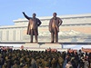 Severokorejci shromádní ped bronzovými sochami Kim Ir-sena a Kim ong-ila