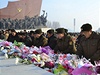 Severokorejtí vojáci pokládají kvtiny k soe Kim ong-ila