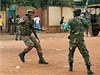 Zastavte palbu! Jednotky afrických mírových sil FOMAC se snaí zajistit bezpený prchod muslimským duchovním