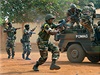 Jednotky afrických mírových sil FOMAC bojují v ulicích Bangui