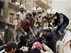 Písluníci Syrské svobodné armády vyproují mrtvá tla ze sutin  budovy zniené nálety