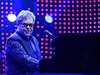 Britský popový zpvák Elton John vystoupil v praské O2 aren, kde pedstavil své aktuální album The Diving Board i nejvtí hity své dlouholeté kariéry.
