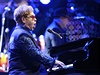 Britský popový zpvák Elton John vystoupil v praské O2 aren, kde pedstavil své aktuální album The Diving Board i nejvtí hity své dlouholeté kariéry.