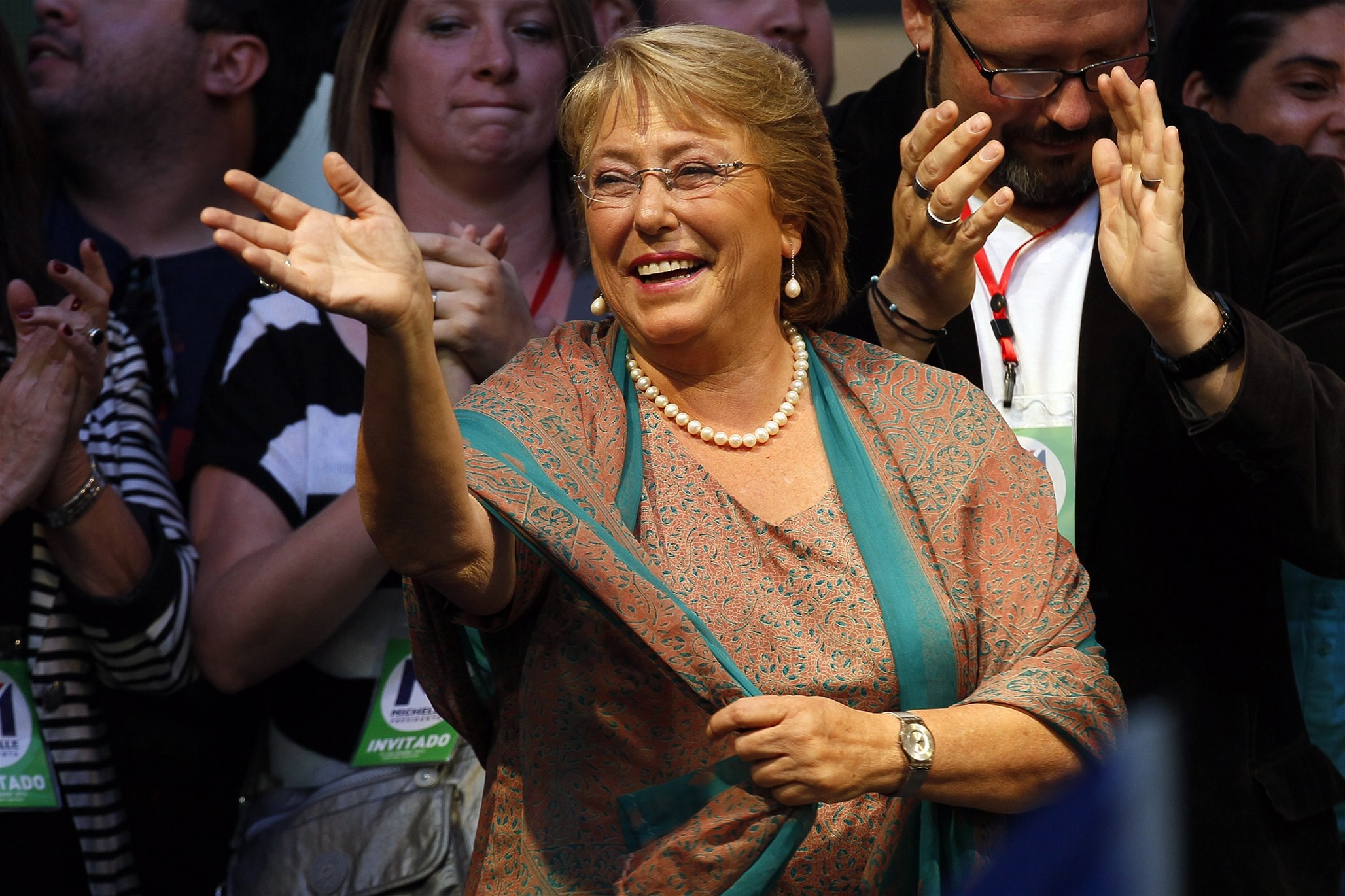 Nová prezidentka Chile Michelle Bacheletová po volebním triumfu mává svým voli��m. 