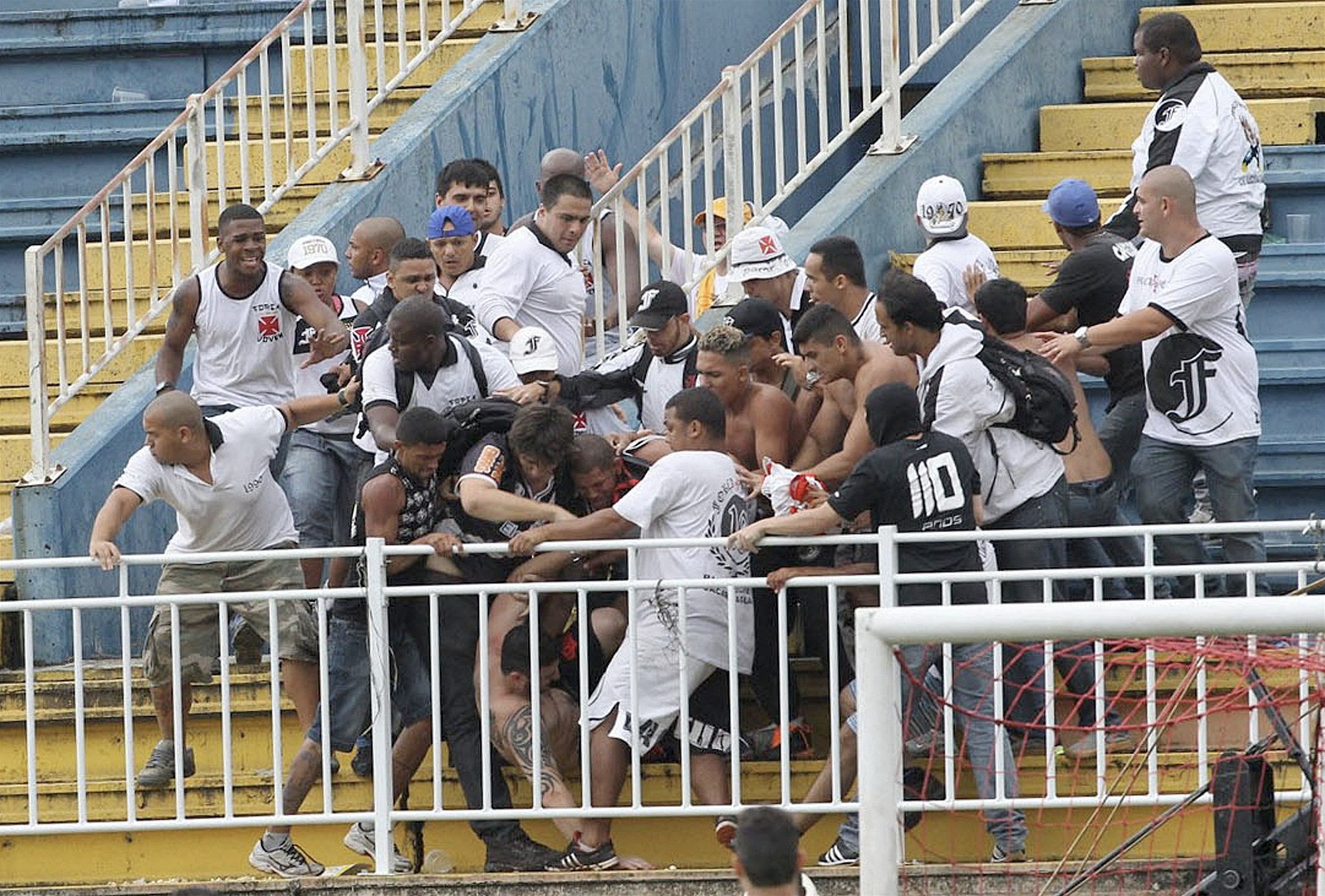 Fanou�ci Atlética Paranaense a Vasca da Gama se v Brazílii brutáln� poprali