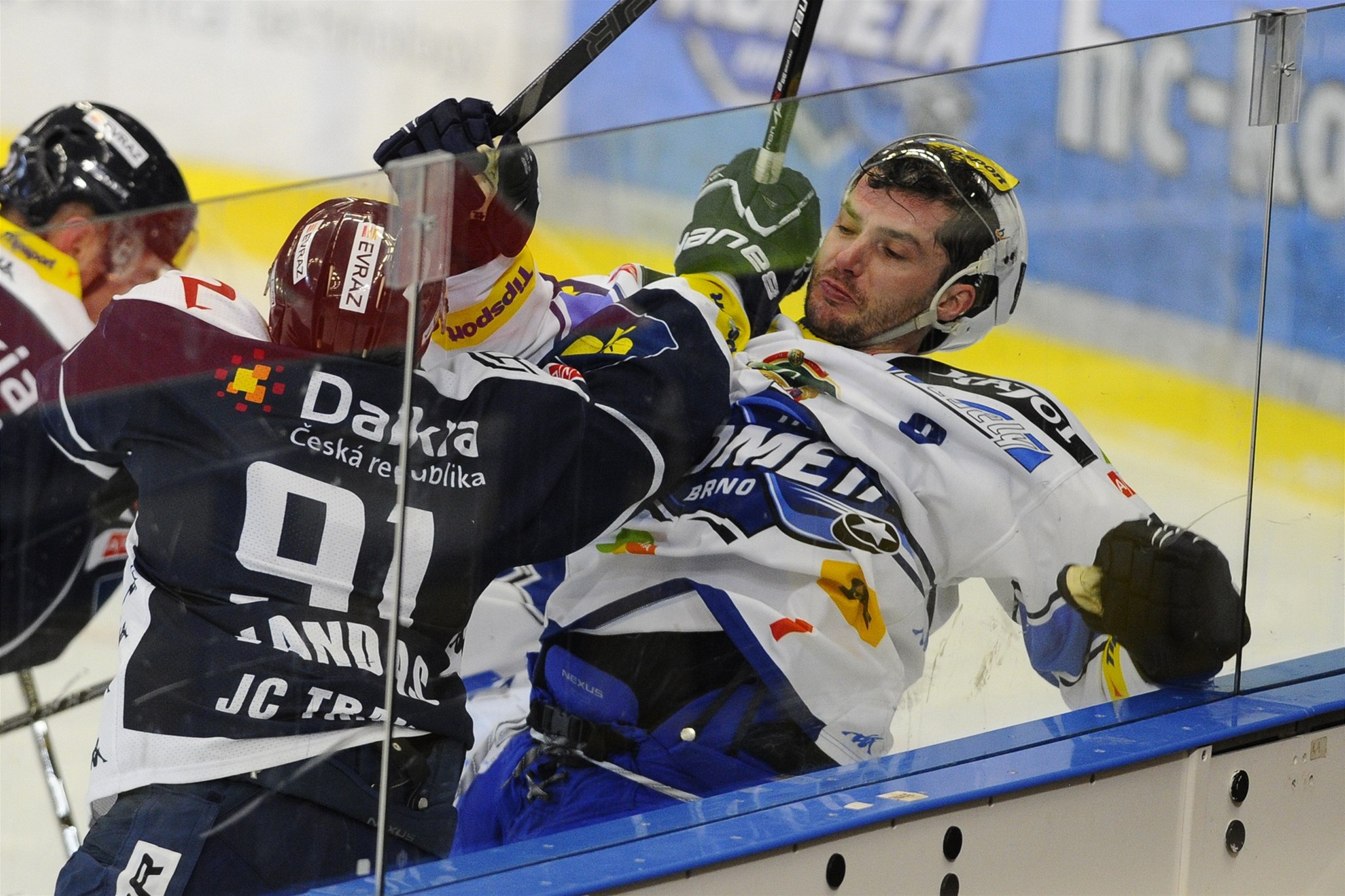 Kometa Brno - Vítkovice. Zleva Michael Vandas z Vítkovic a kapitán Brna Leo� �ermák