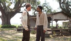 Michael Fassbender a Chiwetel Ejiofor ve filmu 12 let v �et�zech