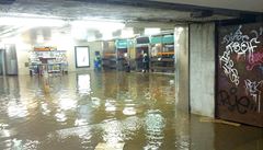Prasklé potrubí zaplavilo stanici metra A Dejvická. Další fotografie najdete na www.metro.cz.  | na serveru Lidovky.cz | aktuální zprávy