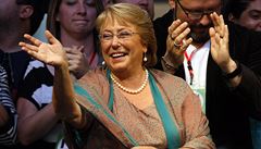 Nová prezidentka Chile Michelle Bacheletová po volebním triumfu mává svým voli��m. 