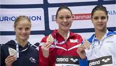 Simona Baumrtová (vlevo) se stíbrnou medailí.