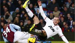 Lowton v souboji s Rooneym.