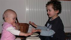 Matyá� a Marjánka p�i h�e. Impantát je nijak neomezuje.