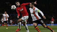 Fotbalista �achtaru Don�ck Darijo Srna (vpravo) a Robin van Persie z Manchesteru United