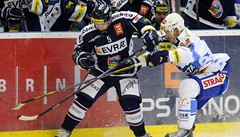 Kometa Brno - Vítkovice. Zleva Jan Ká�a z Vítkovic a Petr Kubo� z Brna