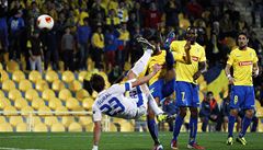 Fotbalista Liberce Josef ural dává gól do sít Estorilu