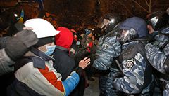 Policisté vytla�ují demonstranty z barikád