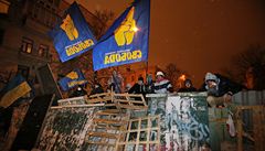 Opozi�ní demonstranti na barikádách