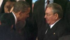 Barack Obama a Raúl Castro si podávají ruku na pietním ceremoniálu za zesnulého Nelsona Mandelu