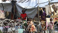 Improvizované centrum pro uprchlíky na leti�ti v Bangui