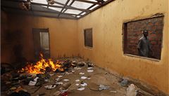 Muslimové útoí na kesany, kesané na muslimy. Na snímku vyrabovaná meita v Bangui
