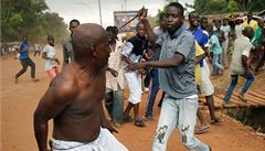 Stedoafrian s noem v ruce pronásleduje údajného dstojníka Séléky v civilním obleení