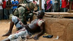 Francouzský voják hovoí s maetou zranný muem, údajným lenem kesanských milicí