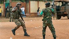 Zastavte palbu! Jednotky afrických mírových sil FOMAC se sna�í zajistit bezpe�ný pr�chod muslimským duchovním