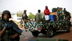 Auto Séléky je prohlí�eno na francouzském kontrolním stanovi�ti