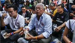 Protestní piknik v ulicích Bangkoku. Vdce demonstrant Sutchep Tchaugsuban v brýlích uprosted 