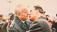 Slavný polibek Husáka a Brežněva - když je komunistická láska upřimná, na věku a pohlaví nezáleží