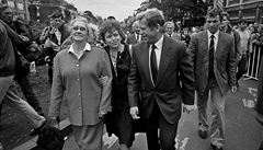 Fotografie ze srpna 1990 pi návtv "sedmi statených" v Praze. Zleva: Jelena Bonnerová, vdova po Andreji Sacharovovi, Jana Kllusáková a Václav Havel.