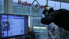 Parautista Petr Beránek si prohlíí píspvky fanouk na jeho facebookovém...