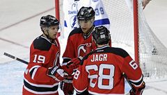 Hokejový úto�ník Jaromír Jágr se ve st�ede�ním utkání NHL podílel jedním gólem na výh�e New Jersey nad Ottawou 5:2 a s 693 trefami se osamostatnil na 8. míst� historické tabulky st�elc� zámo�ské sout�e.