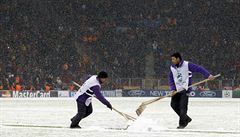 Pořadatelé odklízejí sníh. Zápas Galatasaray - Juventus se pro nepřízeň počasí... | na serveru Lidovky.cz | aktuální zprávy