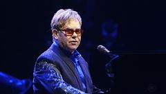 Britský popový zpvák Elton John vystoupil v praské O2 aren, kde pedstavil své aktuální album The Diving Board i nejvtí hity své dlouholeté kariéry.