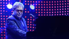 Britský popový zpvák Elton John vystoupil v praské O2 aren, kde pedstavil své aktuální album The Diving Board i nejvtí hity své dlouholeté kariéry.
