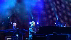 Britský popový zpvák Elton John vystoupil v praské O2 aren, kde pedstavil své aktuální album The Diving Board i nejvtí hity své dlouholeté kariéry.