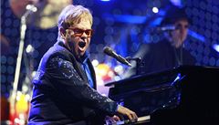 Britský popový zp�vák Elton John vystoupil v pra�ské O2 aren�, kde p�edstavil své aktuální album The Diving Board i nejv�t�í hity své dlouholeté kariéry.