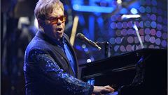 Britský popový zpvák Elton John vystoupil v praské O2 aren, kde pedstavil své aktuální album The Diving Board i nejvtí hity své dlouholeté kariéry.