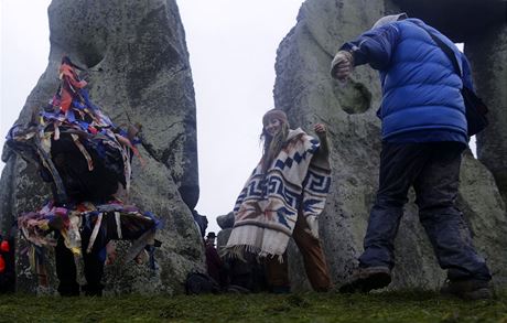 Zimní slunovrat v anglickém Stonehenge slavily tisíce lidí.