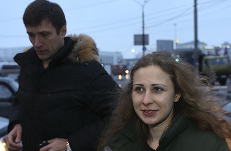 Putinova amnestie: lenka Pussy Riot Aljochinov je na svobod