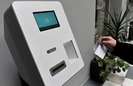 Bratislava má automat na bitcoiny, majitele zájem lidí zaskoil.