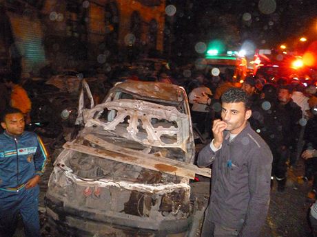 Nejmén 14 mrtvých a stovku zranných si o úterní noci vyádal výbuch automobilu naplnného trhavinami u policejního velitelství v egyptském mst Mansúra v delt Nilu.