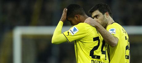 Smutní fotbalisté Dortmundu Sokratis (vpravo) a Marian Sarr