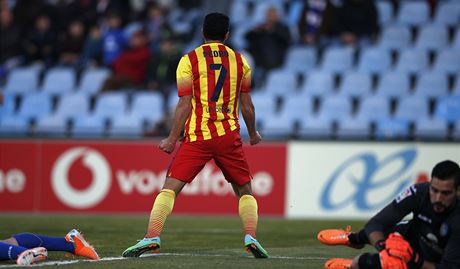 Fotbalista Barcelony Pedro se raduje