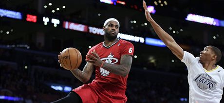 Basketbalista Miami Heat LeBron James (vlevo) a Wesley Johnson z Los Angeles Lakers