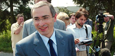 Obklopen novini. Michail Chodorkovskij v roce 2003